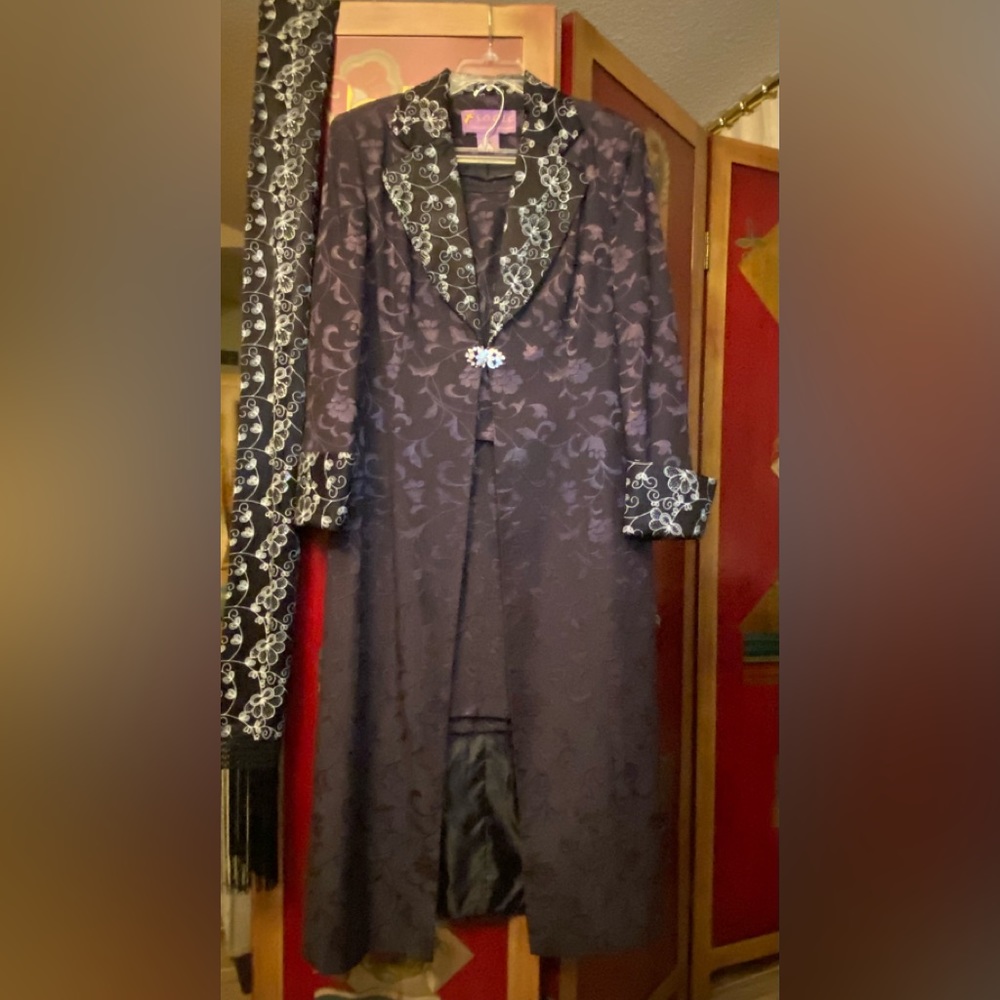 S.O.G.I.C 2pc Elegant Dress Suit with Scarf/wrap and Dickie. Like New - SZ 14